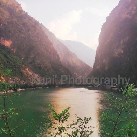 Tirthan Grand Riverside Banjār Exteriér fotografie