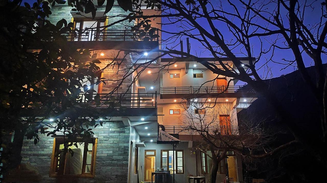 Tirthan Grand Riverside Banjār Exteriér fotografie