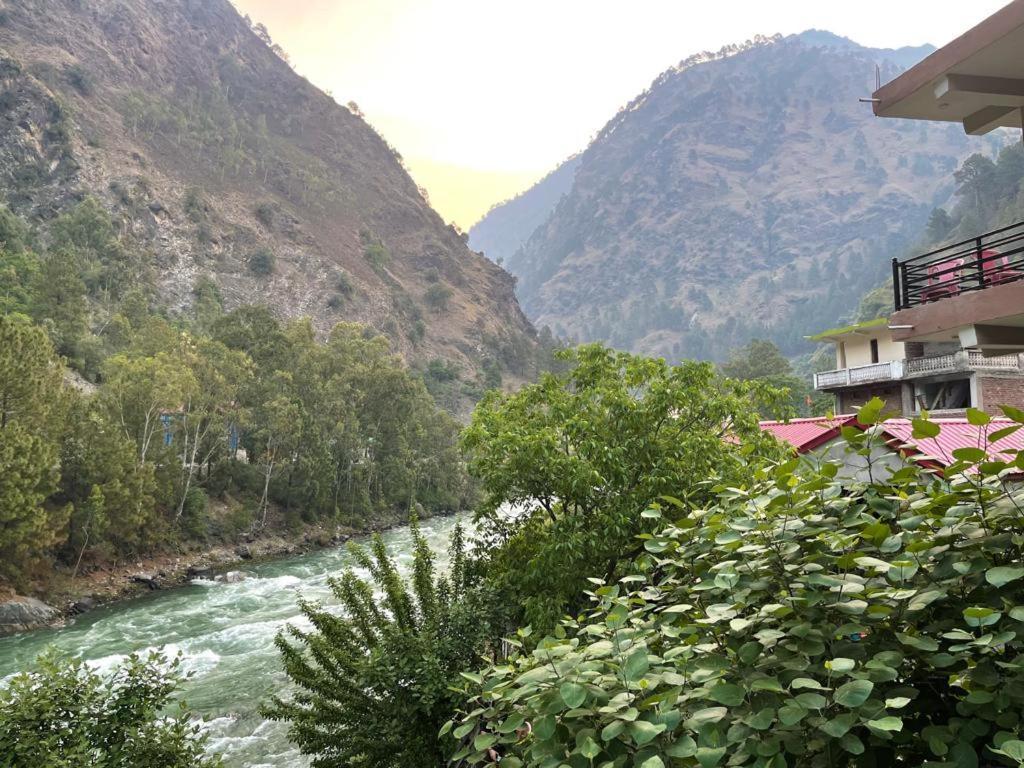 Tirthan Grand Riverside Banjār Exteriér fotografie