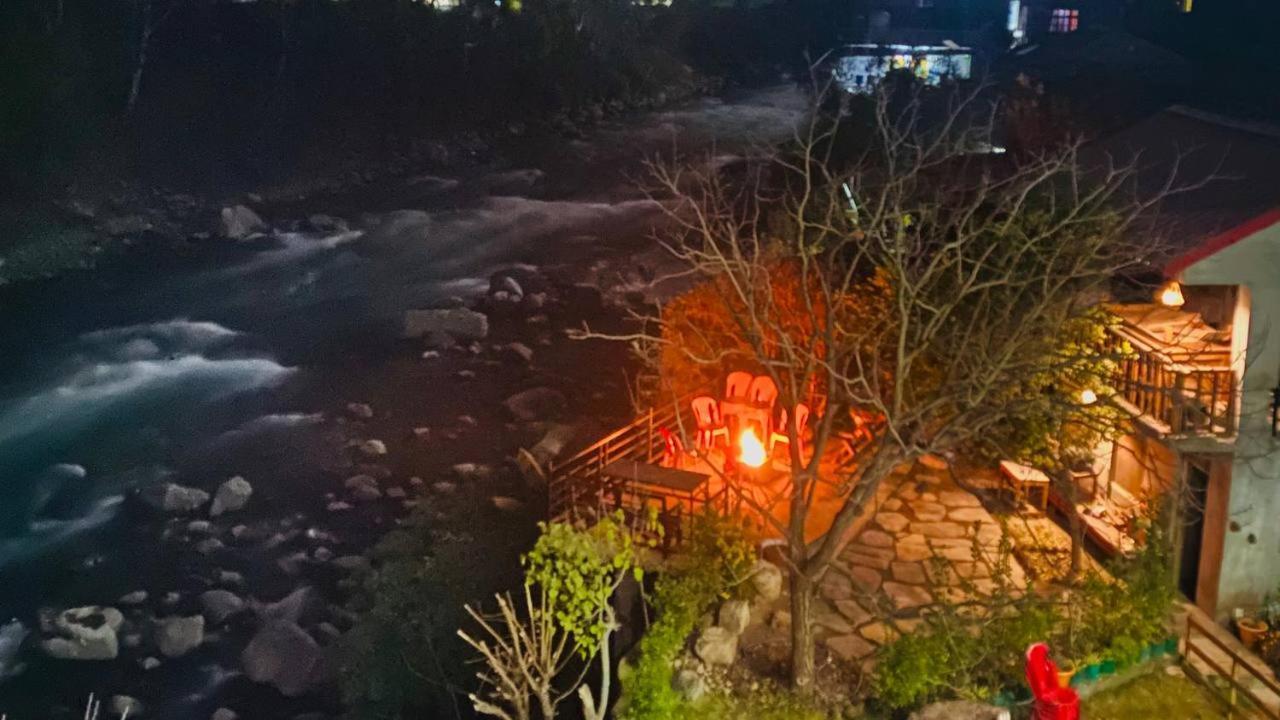 Tirthan Grand Riverside Banjār Pokoj fotografie