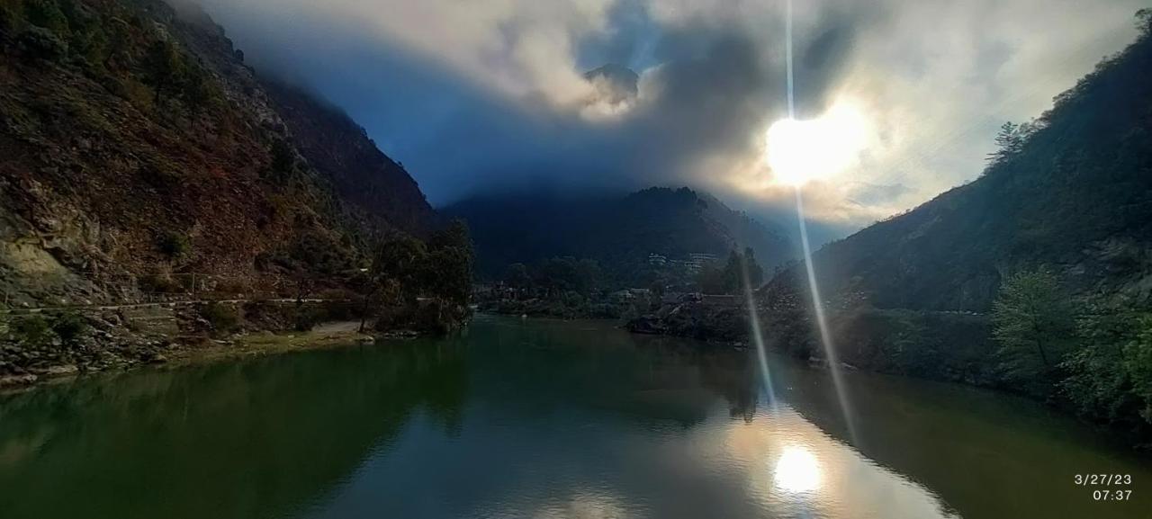 Tirthan Grand Riverside Banjār Exteriér fotografie