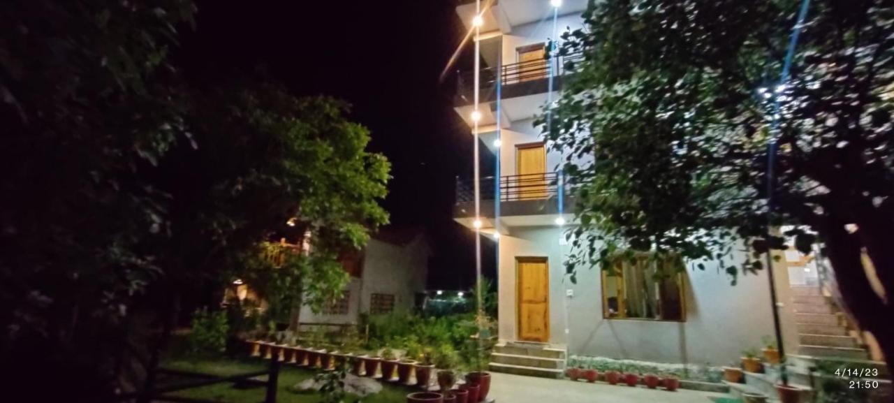 Tirthan Grand Riverside Banjār Exteriér fotografie