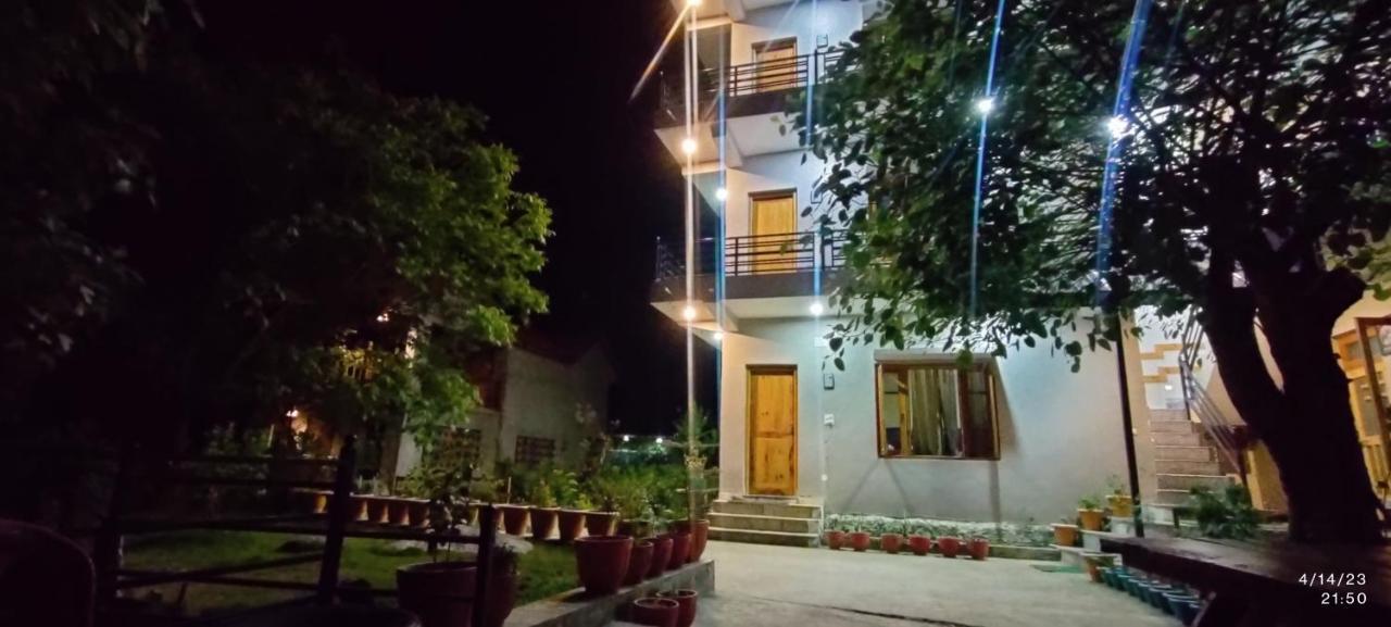 Tirthan Grand Riverside Banjār Exteriér fotografie