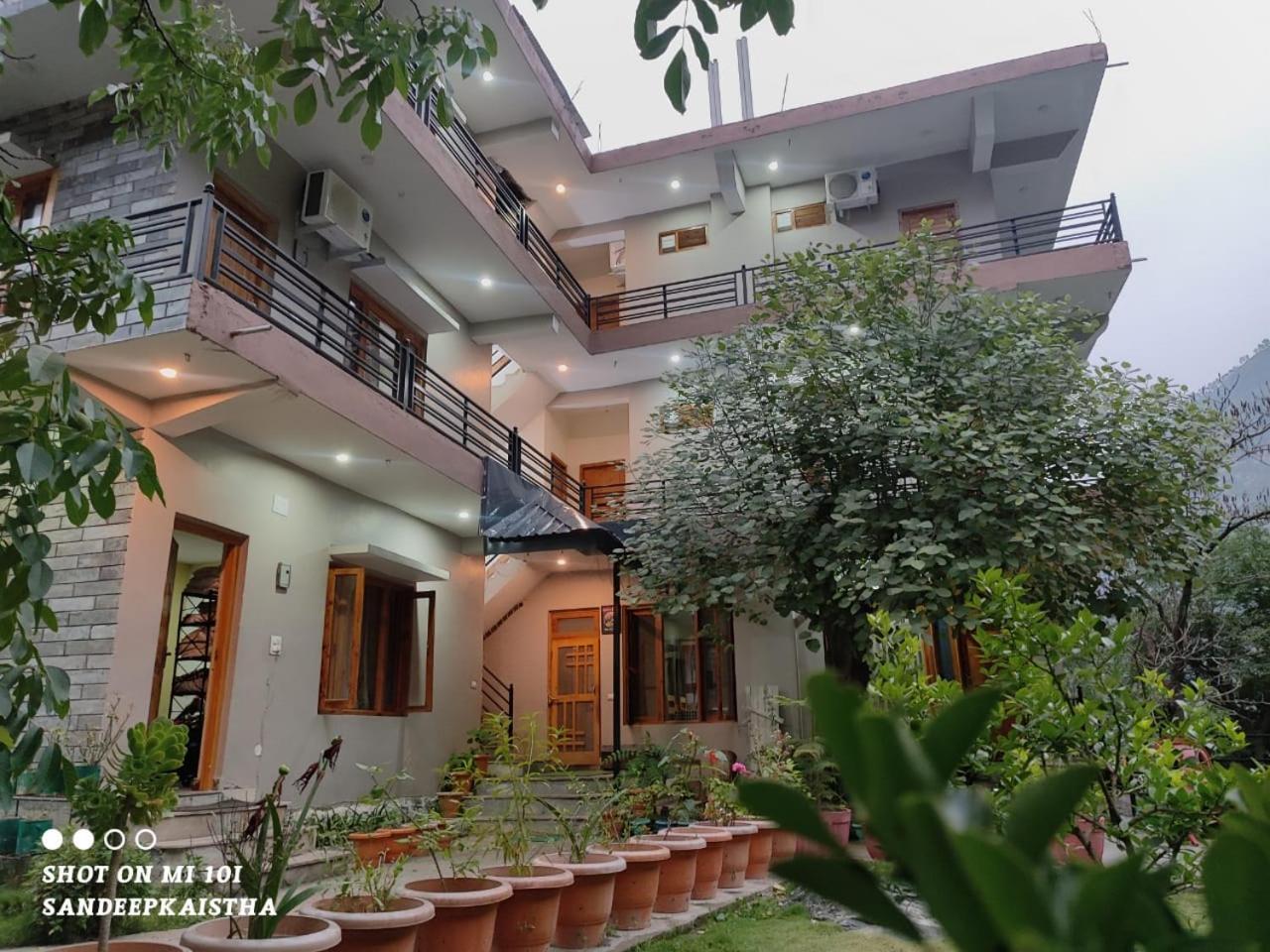 Tirthan Grand Riverside Banjār Exteriér fotografie