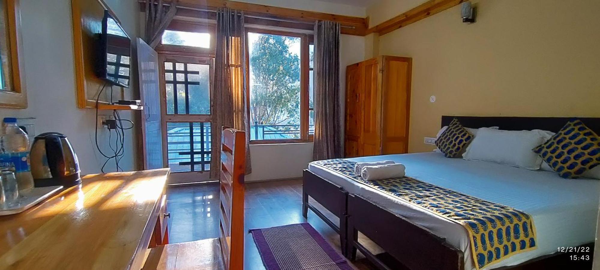 Tirthan Grand Riverside Banjār Pokoj fotografie