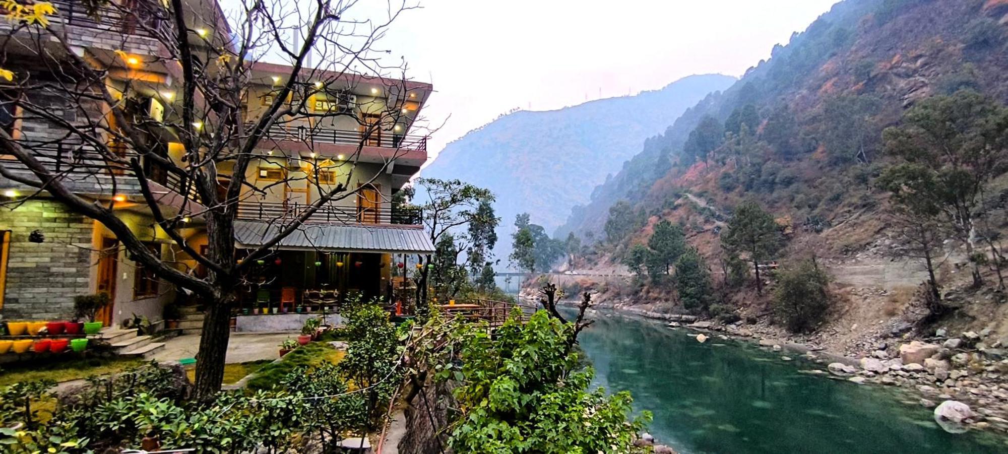 Tirthan Grand Riverside Banjār Exteriér fotografie